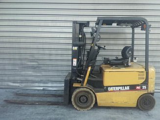Chariot élévateur frontal 4 roues Caterpillar EP25K-PAC