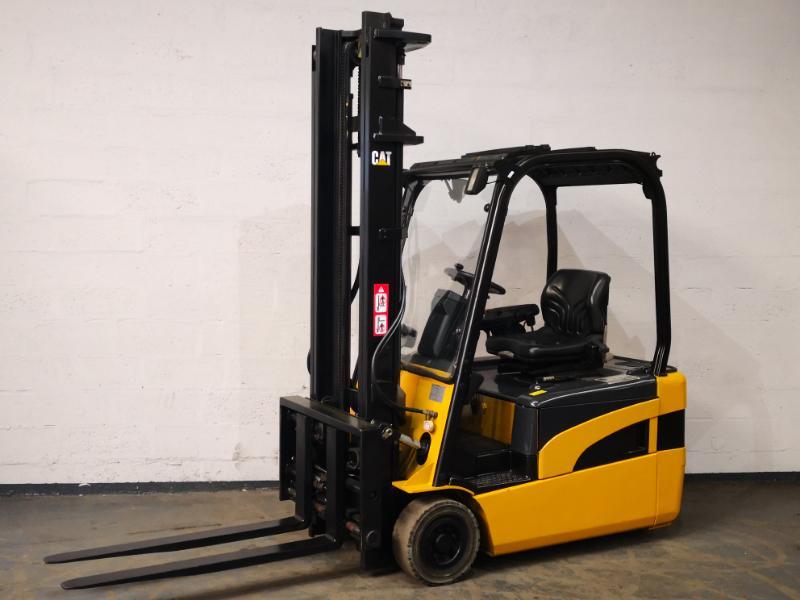 Chariot élévateur frontal 3 roues Caterpillar EP18NT - 1