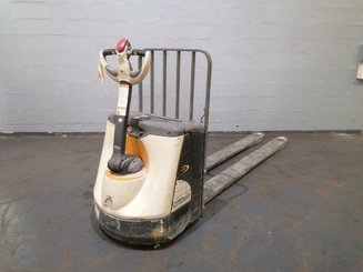 Transpalette accompagnant Crown WP3020-2.0