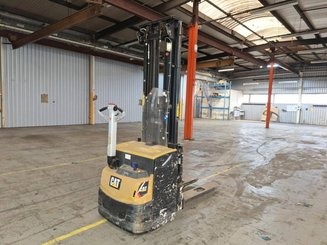 Gerbeur accompagnant Caterpillar NSP16N2