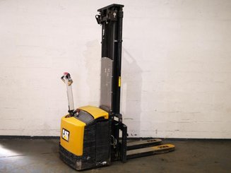 Gerbeur accompagnant Caterpillar NSP16NI