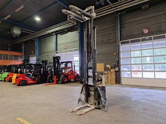 Gerbeur accompagnant Caterpillar NSP16N2 - 1