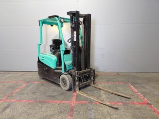 Chariot élévateur frontal 3 roues Yale ERP16VTLWB