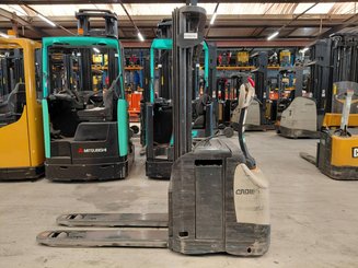 Gerbeur accompagnant Crown ESI4000-12 - 2