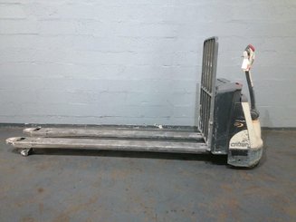 Transpalette accompagnant Crown WP3020-2.0