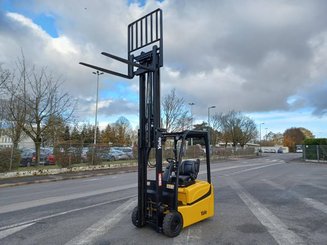 Chariot élévateur frontal 3 roues Yale ERP16VTMWB