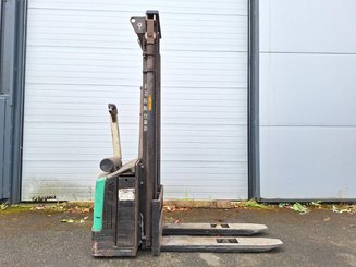 Gerbeur accompagnant Mitsubishi SBP12N