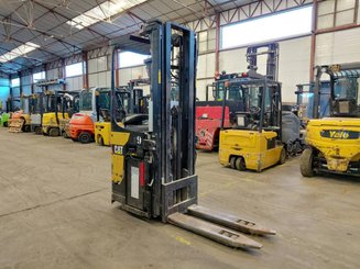 Gerbeur porté debout Caterpillar NSR20N