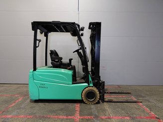 Chariot élévateur frontal 3 roues Yale ERP20VTLWB