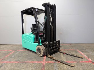 Chariot élévateur frontal 3 roues Yale ERP20VTLWB
