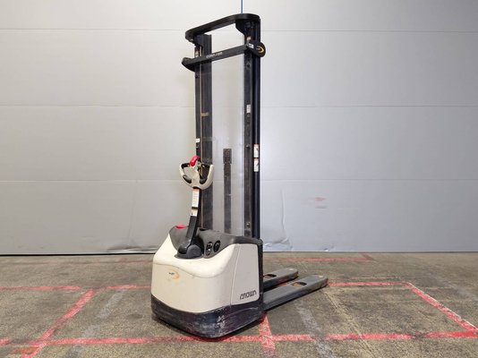 Gerbeur accompagnant Crown WF3000 - 1