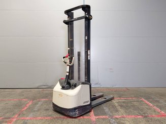 Gerbeur accompagnant Crown WF3000 - 1
