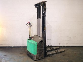 Gerbeur accompagnant Mitsubishi SBP12N