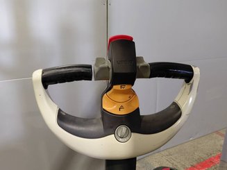 Gerbeur accompagnant Crown WF3000