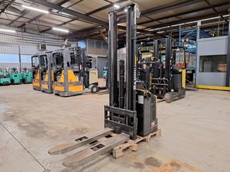 Gerbeur accompagnant Caterpillar NSP16N