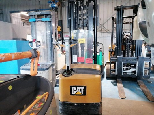 Gerbeur accompagnant Caterpillar NSP16N - 1