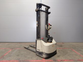 Gerbeur accompagnant Crown WF3000 10