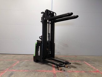 Gerbeur accompagnant Hangcha CDD12-XT1-SiL