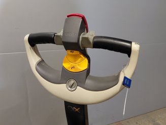 Transpalette accompagnant Crown WP3020-2.0