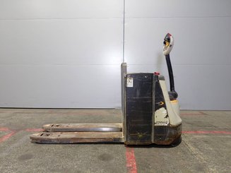 Transpalette accompagnant Crown WP3080