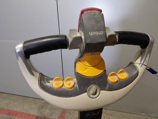 Transpalette accompagnant Crown WP3080
