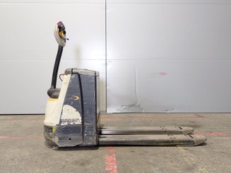 Transpalette accompagnant Crown WP3020-2.0