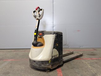 Transpalette accompagnant Crown WP3020-2.0