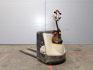 Transpalette accompagnant Crown WP3020-2.0