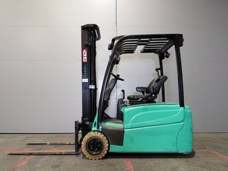 Chariot élévateur frontal 3 roues Yale ERP16VTLWB