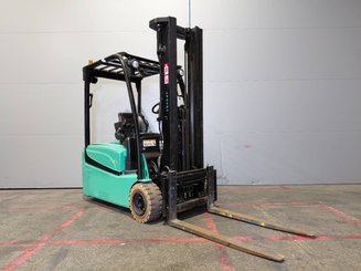 Chariot élévateur frontal 3 roues Yale ERP16VTLWB