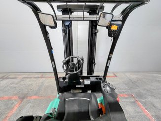 Chariot élévateur frontal 3 roues Yale ERP15VTSWB