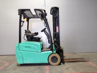 Chariot élévateur frontal 3 roues Yale ERP15VTSWB