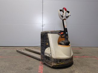 Transpalette accompagnant Crown WP3020-2.0