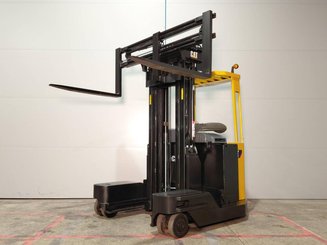 Chariot à mât rétractable multidirectionnel Caterpillar NRM20K