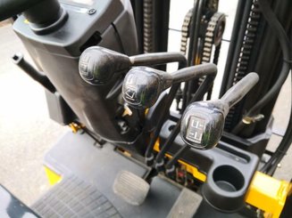 Chariot élévateur frontal 4 roues Caterpillar EC25N