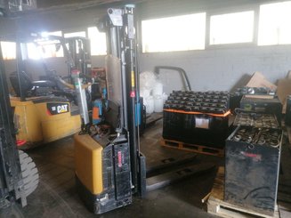 Gerbeur accompagnant Caterpillar NSP12N