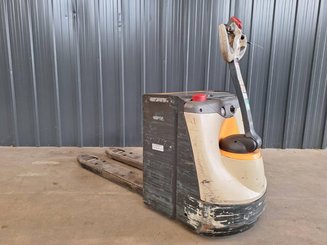 Transpalette accompagnant Crown WP3080