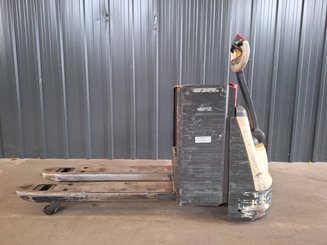 Transpalette accompagnant Crown WP3080