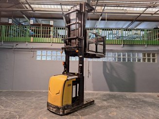 Préparateur de commandes à nacelle élevable Caterpillar NOH10N