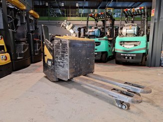 Transpalette accompagnant Caterpillar NPF25N2