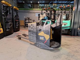 Transpalette accompagnant Caterpillar NPF25N2