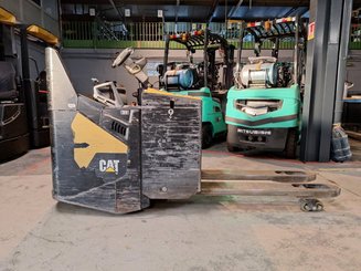Transpalette accompagnant Caterpillar NPF25N2
