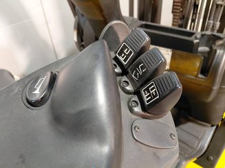 Chariot élévateur frontal 4 roues Yale gdp16vx