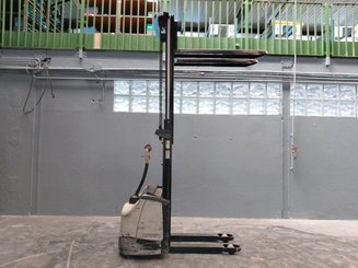 Gerbeur accompagnant Crown WF3000 1.2