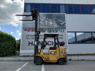 Chariot élévateur frontal 4 roues Caterpillar GC40K