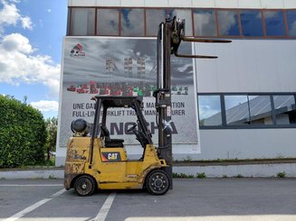 Chariot élévateur frontal 4 roues Caterpillar GC40K