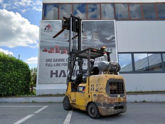 Chariot élévateur frontal 4 roues Caterpillar GC40K
