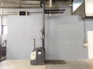 Gerbeur accompagnant Crown ESI4000-12