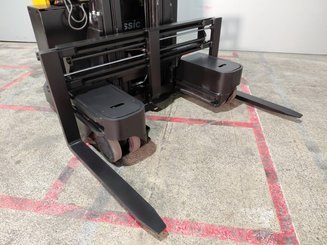 Chariot à mât rétractable multidirectionnel Caterpillar NRM20K