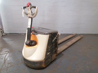 Transpalette accompagnant Crown WP3020